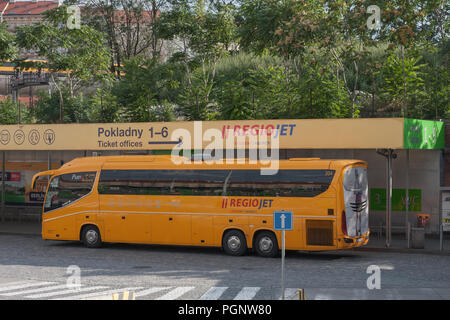 Busbahnhof Florenc, Prag - September 4,2017: gelben Bus von RegioJet ist Parken in Busbahnhof Florenc am 4. September 2017 in Prag, Tschechische Republik Stockfoto