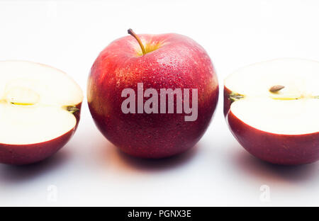 Apple und die Hälfte Äpfel isoliert Stockfoto