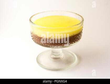 Mousse, Pudding, souffle mit Vanille und Schokolade im Glas weißen, hellen Hintergrund.