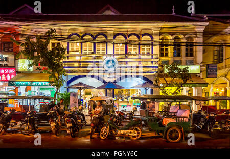 Siem Reap in der Nacht, wo viele tuk tuks waiiting für touristische Sie zu Ihrem Hotel zu transportieren für die Nacht nach dem Abendessen und Getränke. Stockfoto