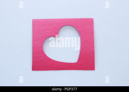 Ansicht von oben Bild von Herz geschnitten aus rosa Papier mit weißem Hintergrund. Health Care, Spenden, World Heart Day und Weltgesundheitstag Konzept Stockfoto