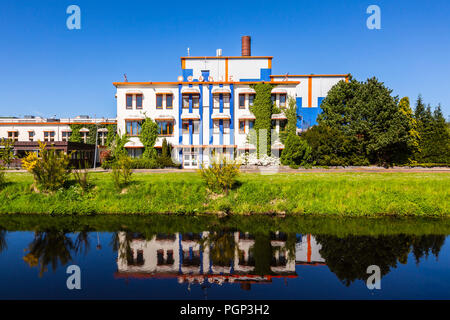 Kleine touristische Sehenswürdigkeit mit einem Kanal und Reflexion im Dorf Oranje im Zentrum der Provinz Drenthe, Niederlande. Stockfoto