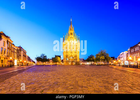 Monumentalen gotischen Rathaus der historische Stadt Gouda Square, mit Lichtern in der Dämmerung beleuchtet unter einem dunkelblauen Himmel. Einer der ältesten gotischen c Stockfoto