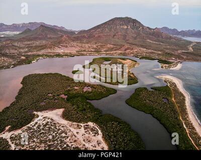 Paisaje con una Vista aérea del Estero El Soldado de San Carlos, Sonora, Mexiko. Bereich natürliche Protregida. Golfo de California. (Foto: Luis Gutiérrez Stockfoto