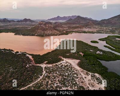 Paisaje con una Vista aérea del Estero El Soldado de San Carlos, Sonora, Mexiko. Bereich natürliche Protregida. Golfo de California. (Foto: Luis Gutiérrez Stockfoto