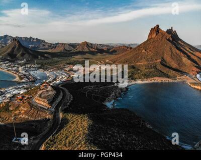 Paisaje con una Vista aérea del Mirador escenico, Mar y el iconico Cerro de Twetakahui en San Carlos, Sonora, Mexiko. Oceano del Golfo de California Stockfoto