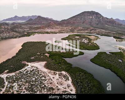 Paisaje con una Vista aérea del Estero El Soldado de San Carlos, Sonora, Mexiko. Bereich natürliche Protregida. Golfo de California. (Foto: Luis Gutiérrez Stockfoto