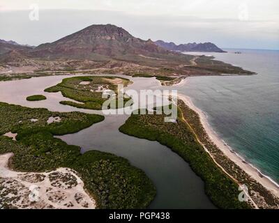 Paisaje con una Vista aérea del Estero El Soldado de San Carlos, Sonora, Mexiko. Bereich natürliche Protregida. Golfo de California. (Foto: Luis Gutiérrez Stockfoto