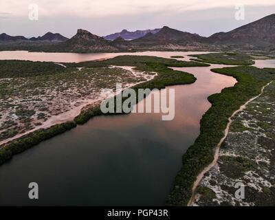 Paisaje con una Vista aérea del Estero El Soldado de San Carlos, Sonora, Mexiko. Bereich natürliche Protregida. Golfo de California. (Foto: Luis Gutiérrez Stockfoto