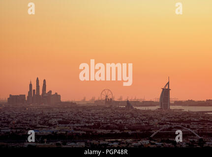 Erhöhten Blick auf Dubai Marina und Burj Al Arab Hotel, Dubai, Vereinigte Arabische Emirate Stockfoto