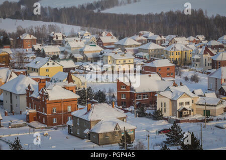 Kemerovo, Russland - Januar 30, 2018 - Reihenhäuser in den Vororten Stockfoto