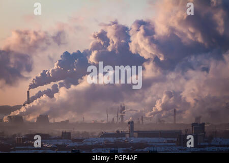 Kemerovo, Russland - Januar 30, 2018 - Rauch kommt aus dem Schornstein der Heizung und Kraftwerk Stockfoto