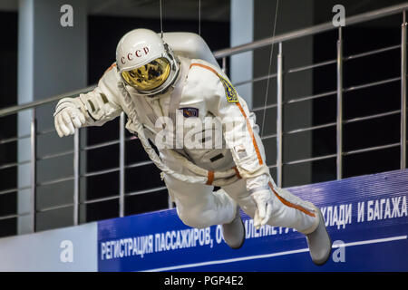 Kemerovo Flughafen, Russland - Januar 31, 2018 - Kopie der Raumanzug durch sowjetische Kosmonaut Alexei Leonov zum ersten Weltraumspaziergang in der Geschichte der Menschheit verwendet Stockfoto