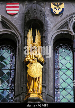 Statue in der Basilika des Heiligen Blutes in Brügge, ein Engel hält ein Schild mit der flämische Löwe Stockfoto