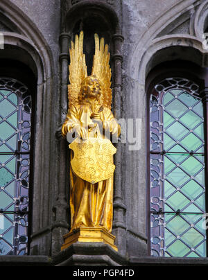 Statue in der Basilika des Heiligen Blutes in Brügge, ein Engel hält ein Schild mit der flämische Löwe Stockfoto