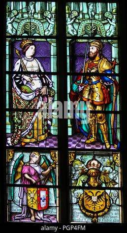 Glasmalereien in der Basilika des Heiligen Blutes in Brügge, Belgien, Darstellung von Heiligen Römischen Kaiser Karl V. (1500-1558) und seine Frau Isabella von Po Stockfoto