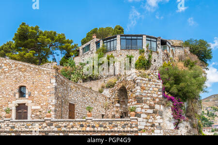 Malerische Anblick in Castelmola, ein mittelalterliches Dorf oberhalb von Taormina gelegen, auf der Spitze des Berges Mola. Sizilien, Italien. Stockfoto