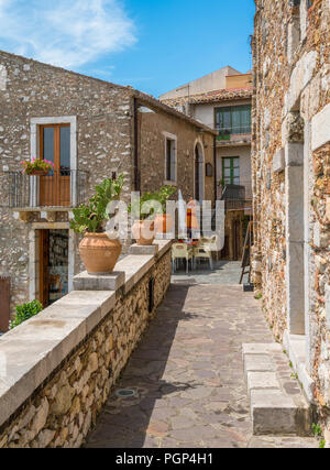 Malerische Anblick in Castelmola, ein mittelalterliches Dorf oberhalb von Taormina gelegen, auf der Spitze des Berges Mola. Sizilien, Italien. Stockfoto