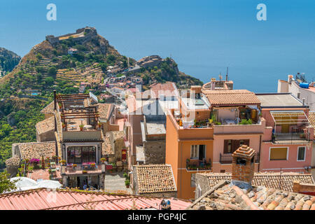 Malerische Anblick in Castelmola, ein mittelalterliches Dorf oberhalb von Taormina gelegen, auf der Spitze des Berges Mola. Sizilien, Italien. Stockfoto