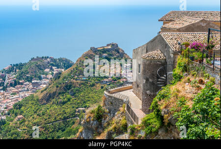 Malerische Anblick in Castelmola, ein mittelalterliches Dorf oberhalb von Taormina gelegen, auf der Spitze des Berges Mola. Sizilien, Italien. Stockfoto