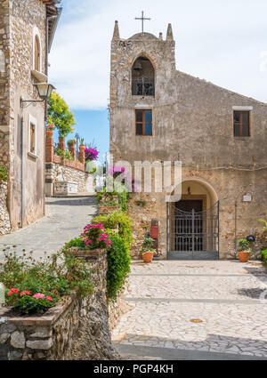 Malerische Anblick in Castelmola, ein mittelalterliches Dorf oberhalb von Taormina gelegen, auf der Spitze des Berges Mola. Sizilien, Italien. Stockfoto