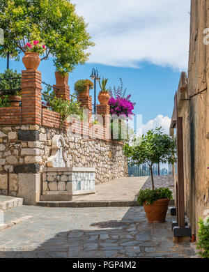 Malerische Anblick in Castelmola, ein mittelalterliches Dorf oberhalb von Taormina gelegen, auf der Spitze des Berges Mola. Sizilien, Italien. Stockfoto