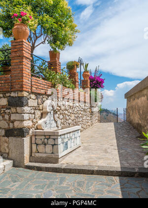 Malerische Anblick in Castelmola, ein mittelalterliches Dorf oberhalb von Taormina gelegen, auf der Spitze des Berges Mola. Sizilien, Italien. Stockfoto