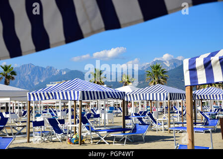 Blick auf die Apuanischen Alpen vom Strand der Versilia (Mittelmeer), Viareggio, Toskana, Italien Stockfoto