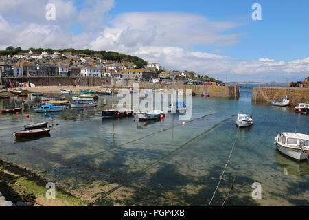 Juni 2015: Boote vertäut im Hafen Fowey, Cornwall, UK; dieser kleine Hafen wurde gebaut, Schutz während des harten Winters stor zu Fisherman zur Verfügung zu stellen Stockfoto