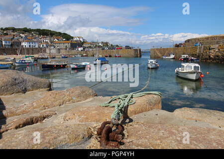 Juni 2015: Boote vertäut im Hafen Fowey, Cornwall, UK; dieser kleine Hafen wurde gebaut, Schutz während des harten Winters stor zu Fisherman zur Verfügung zu stellen Stockfoto