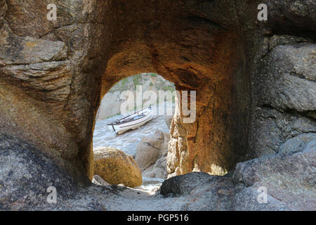 Fischerboot auf eine Einführung Folie, durch einen Tunnel in den Felsen geschnitten, in Cornwall, UK, in denen die Fischerei bleibt ein wichtiger Teil der Wirtschaft Stockfoto