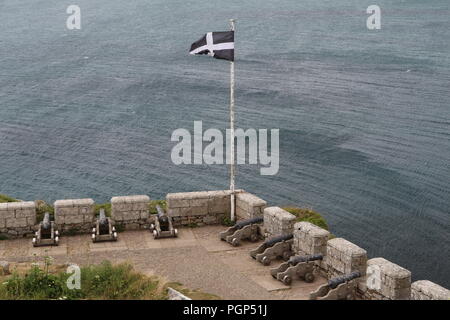 Juni 2015 - Cornwall Flagge und alten Kanonen auf dem Dach des St Michael's Mount Castle in Cornwall, UK, die das Haus wurde von der gleichen Familie seit App Stockfoto