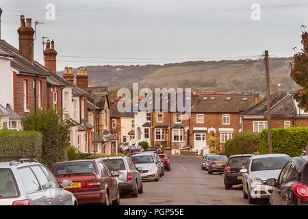 Oktober 2017 - typisch englische Ansicht von Reihenhäusern in Reigate, Surrey, UK, mit North Downs Hügeln im Hintergrund zu sehen Stockfoto