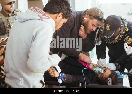 Das Krankenhaus von Gagjali, einem Vorort von Mosul, während der Offensive gegen ISIS. Ärzte arbeiten daran, eine Frau zu retten. Gajali (IQ) 2016/Nov/28. Stockfoto