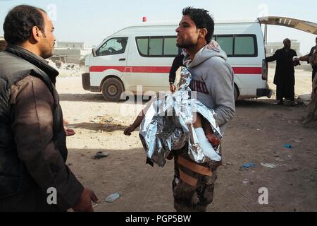 Das Krankenhaus von Gagjali, einem Vorort von Mosul, während der Offensive gegen ISIS. Ein Mann seine Tochter ins Krankenhaus bringen. Gajali (IQ) 2016/Nov/28. Stockfoto