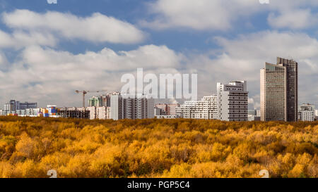 Oktober 2017, Moskau, Russland - Luftaufnahme von modernes hohes Wohngebäude im Herbst pak umgeben Stockfoto