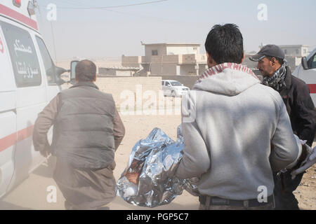 Das Krankenhaus von Gagjali, einem Vorort von Mossul (IQ), während der Offensive gegen ISIS. Ein Mensch, der hatte eine Tochter, die zu einem Krankenwagen außerhalb des Krankenhauses. Stockfoto