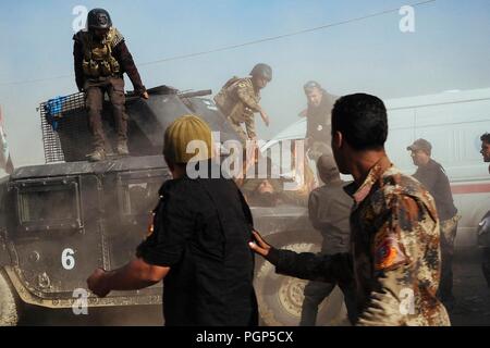 Das Krankenhaus von Gagjali, einem Vorort von Mosul, während der Offensive gegen ISIS. Die Soldaten brachten ein verletzter Soldat mit einem Humvee zum Krankenhaus. Gaja Stockfoto