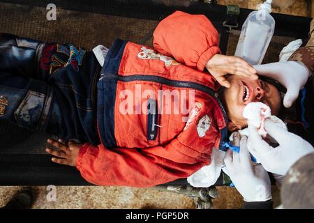 Das Krankenhaus von Gagjali, einem Vorort von Mosul, während der Offensive gegen ISIS. Ein Kind während der Behandlung. Gajali (IQ) 2016/Dec/02 Stockfoto