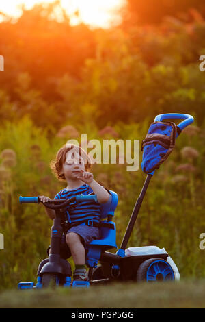 Cute Baby Boy mit Fahrrad im Abendlicht Stockfoto