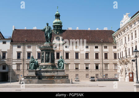 Amalienburg, den Innenhof und die Statue von Franz Joseph I. von Österreich, Teil der Hofburg, Wien, Österreich Stockfoto