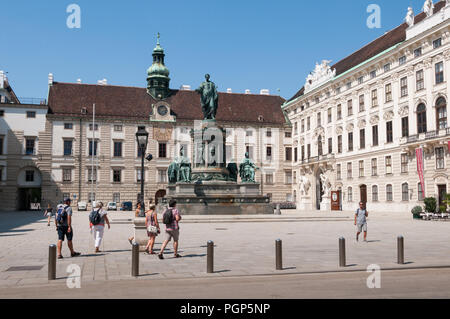 Amalienburg, den Innenhof und die Statue von Franz Joseph I. von Österreich, Teil der Hofburg, Wien, Österreich Stockfoto
