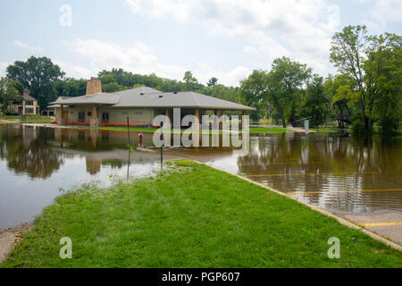 Übermäßige Regenfälle erstellen Hochwassersituation in Madison, Wisconsin, USA. Anzeigen von Tenney Park unter Wasser. Stockfoto