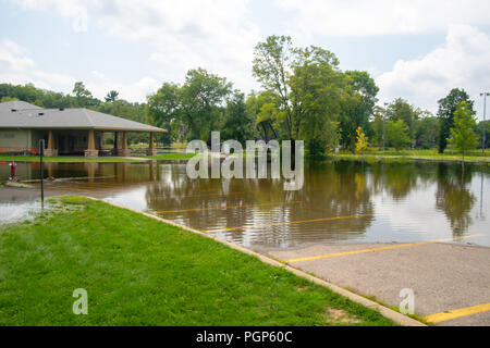 Übermäßige Regenfälle erstellen Hochwassersituation in Madison, Wisconsin, USA. Anzeigen von Tenney Park unter Wasser. Stockfoto