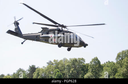 FORT KNOX, Ky. - Ein im Aviation Brigade (Usa) HH-60 M Krankenhaus Blackhawk fliegt über die Ausbildung in einem medizinischen Evakuierung (Medevac) Ausbildung, mit der 1 Theater Sustainment Command (TSC) Juli 12. Die 1. TSC Soldaten gelernt, wie man zu errichten und einen einzelnen Kanal, Boden- und Radio-System verwenden, einen Unfall zu bewerten und taktische Sorgfalt ausgeführt, Anfrage MEDEVAC Unterstützung und Sicherheit von Flugzeugen sowie taktische Antenne Flugbetrieb. (U.S. Armee Fotos von Herrn Brent Thacker) Stockfoto