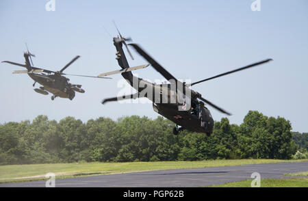 FORT KNOX, Ky. - Ein im Aviation Brigade (Usa) HH-60 M Krankenhaus Blackhawk zieht aus der Ausbildung Boden während eines Air Medical Evacuation (Medevac) Ausbildung, mit der 1 Theater Sustainment Command (TSC) Juli 12. Die 1. TSC Soldaten gelernt, wie man zu errichten und einen einzelnen Kanal, Boden- und Radio-System verwenden, einen Unfall zu bewerten und taktische Sorgfalt ausgeführt, Anfrage MEDEVAC Unterstützung und Sicherheit von Flugzeugen sowie taktische Antenne Flugbetrieb. (U.S. Armee Fotos von Herrn Brent Thacker) Stockfoto