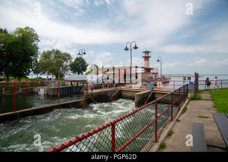 Überschwemmungen entlang der Yahara Seen erfordert die Tenney Schlösser geöffnet werden, mit denen das Eindringen von Hochwasser Lake Mendota zu lösen. Madison, Wisconsin, USA. Stockfoto