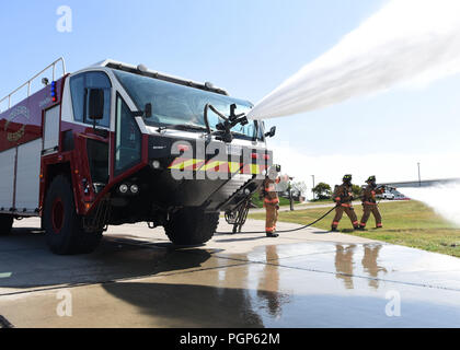 Flieger aus dem 5. Bauingenieur Squadron Prüfgeräte am Minot Air Force Base August 14, 2018. Feuerwehrleute verschiedene Anlagen einschließlich Achsen, Leitern, Wasserschläuche nutzen, um die Backen des Lebens und anderen Tools. (U.S. Air Force Foto von Airman 1st Class Dillon J. Audit) Stockfoto