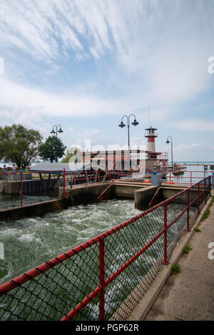 Überschwemmungen entlang der Yahara Seen erfordert die Tenney Schlösser geöffnet werden, mit denen das Eindringen von Hochwasser Lake Mendota zu lösen. Madison, Wisconsin, USA. Stockfoto