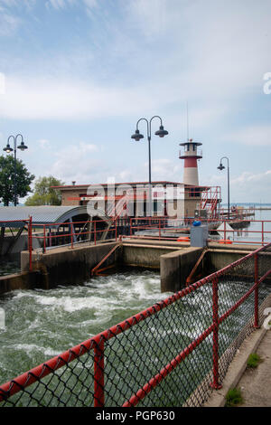 Überschwemmungen entlang der Yahara Seen erfordert die Tenney Schlösser geöffnet werden, mit denen das Eindringen von Hochwasser Lake Mendota zu lösen. Madison, Wisconsin, USA. Stockfoto